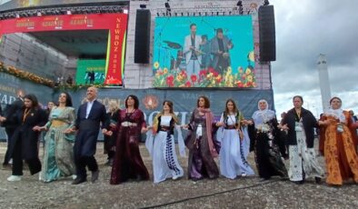 Vatandaşlar Alanda, Protokol İçeride Halayda
