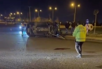 Aşırı hız yapan araç takla attı, sürücünün bacağı koptu