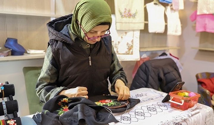 Tek eliyle işlediği ürünler ile ailesini geçindiriyor