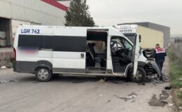 Tırla çarpışan servis minibüsündeki 8 kişi yaralandı