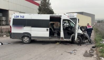 Tırla çarpışan servis minibüsündeki 8 kişi yaralandı