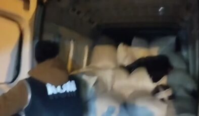Kapalı kasa minibüste 1 ton 450 kilo kaçak tütün bulundu