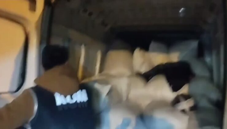 Kapalı kasa minibüste 1 ton 450 kilo kaçak tütün bulundu