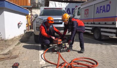 Depremde bagajda güvende tutulan bebek, AFAD kurtarıcısı oldu