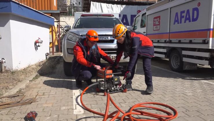 Depremde bagajda güvende tutulan bebek, AFAD kurtarıcısı oldu