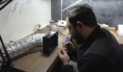 2 ay boyunca günde 6 saat çalışarak koleksiyonluk tespih üretti