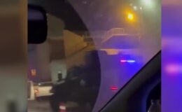 2 motosikletteki 4 şüpheli polislerin aracına silahla ateş açtı