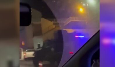 2 motosikletteki 4 şüpheli polislerin aracına silahla ateş açtı