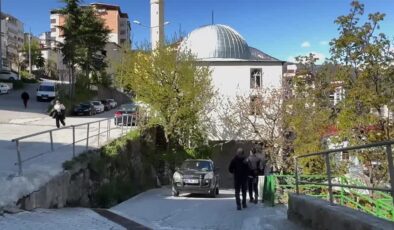 Yarım asırlık Caminin altından geçen yol görenleri hayrete düşürüyor
