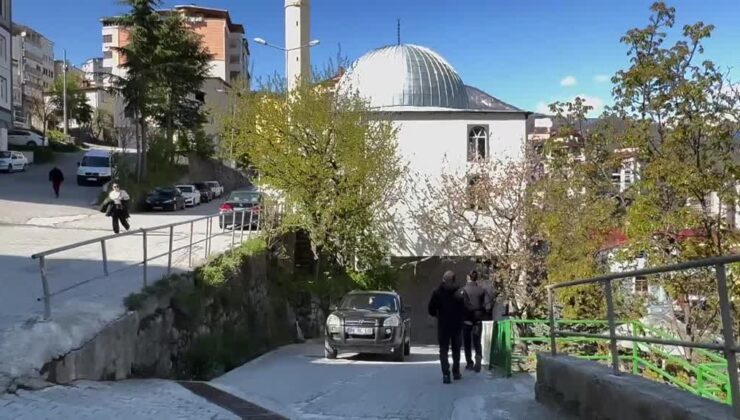 Yarım asırlık Caminin altından geçen yol görenleri hayrete düşürüyor