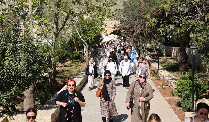 Almanya’dan gelen çoğunluğu gurbetçi 105 kadın, Diyarbakır’a hayran kaldı.