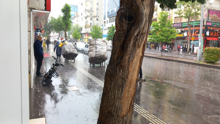 Ani Sağanak Yağış Vatandaşları Hazırlıksız Yakalandı