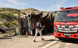 Adıyaman’da devrilen kum yüklü kamyonun sürücüsü öldü