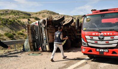 Adıyaman’da devrilen kum yüklü kamyonun sürücüsü öldü