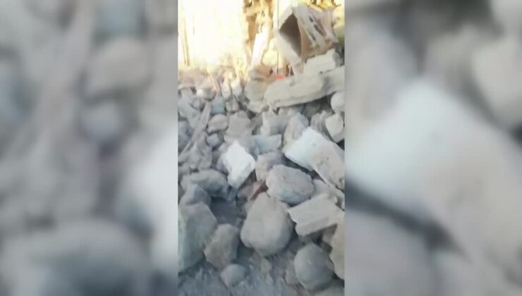 Ahır ve ev çöktü: 35 küçükbaş hayvan telef oldu