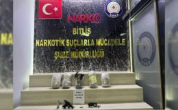 Araçların bagajındaki köpeklerin altına gizlenmiş uyuşturucu ele geçirildi