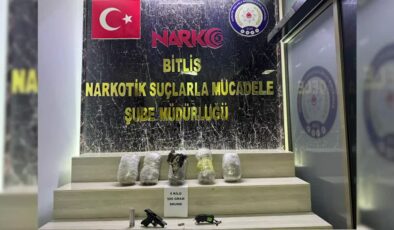 Araçların bagajındaki köpeklerin altına gizlenmiş uyuşturucu ele geçirildi
