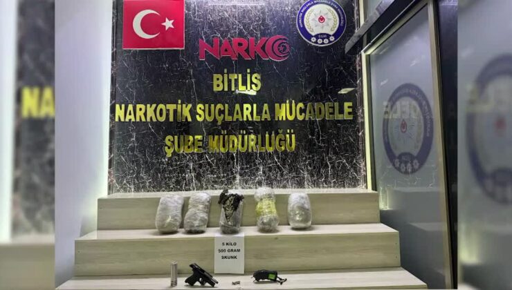 Araçların bagajındaki köpeklerin altına gizlenmiş uyuşturucu ele geçirildi