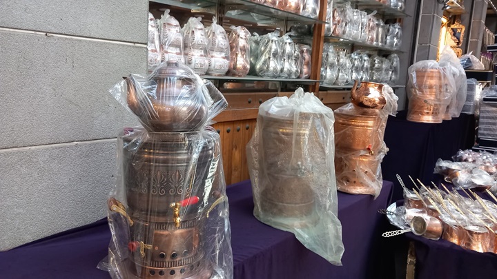 Piknikçilerin çay keyfi bakır semaverde!