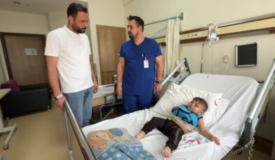 Balkondan sokaktaki çöp konteynerine düşen çocuğun tedavisi sürüyor
