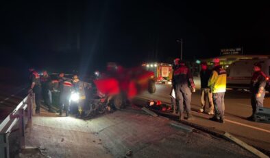 Bariyere çarpan otomobildeki iki kişi hayatını kaybetti