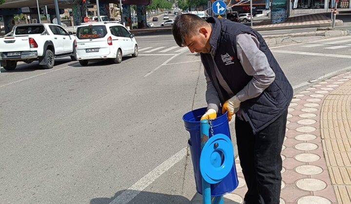 Batman’da kaldırımlardaki çöp kovaları yenilendi