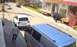 Bina giriş kapısına çarpan otomobildeki sürücü yaralandı
