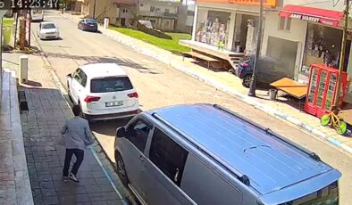 Bina giriş kapısına çarpan otomobildeki sürücü yaralandı