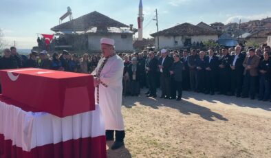 Bir aracın çarpmasıyla şehit olan polis memuru Uşak’ta son yolcuğuna uğurlandı