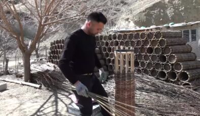 Bitlisli arıcı, Söğüt dallarını ilmek ilmek işleyen arıcı kara kovan yapıyor
