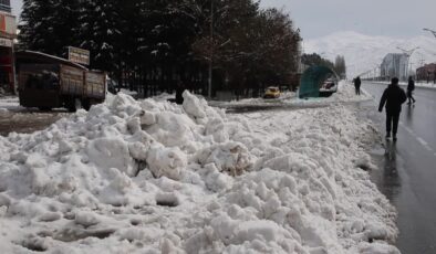 Bitlis’te kar yağışı etkili oldu, kent beyaza büründü