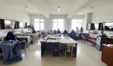 Çeyiz sandıklarındaki el işi ürünleri usta ellerde yeniden işleniyor