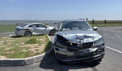 Diyarbakır’da iki otomobil çarpıştı, 4 kişi yaralandı