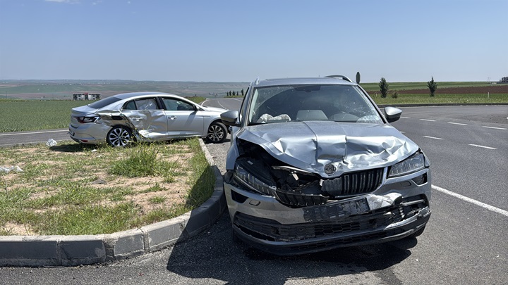 Diyarbakır’da iki otomobil çarpıştı, 4 kişi yaralandı