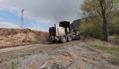 Iğdır’ın dağ köylerinde kışın bozulan yolların onarımı için yoğun çalışma yapılıyor