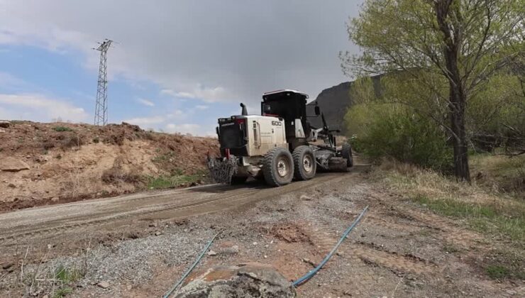 Iğdır’ın dağ köylerinde kışın bozulan yolların onarımı için yoğun çalışma yapılıyor