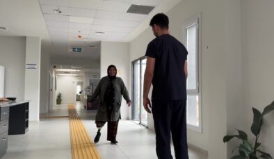 Depremde bacağını kaybeden Emine, protezle yeniden yürümeye başladı
