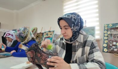 Deprem enkazı sanat oldu: Kadınlar duygularını tuvale taşıdı