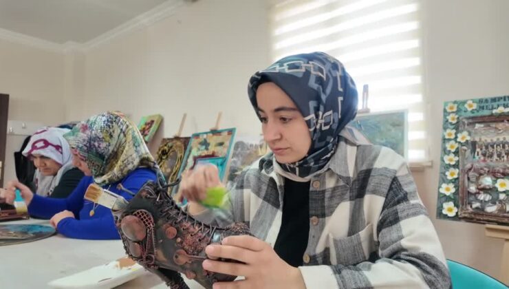 Deprem enkazı sanat oldu: Kadınlar duygularını tuvale taşıdı