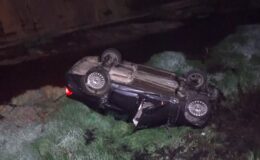 Dereye düşen otomobilin sürücüsü yaralandı
