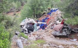 Domates yüklü kamyon devrildi, sürücü hastaneye kaldırıldı
