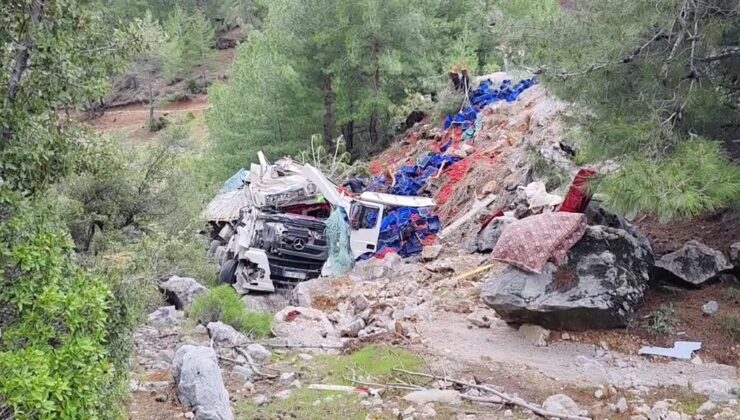 Domates yüklü kamyon devrildi, sürücü hastaneye kaldırıldı