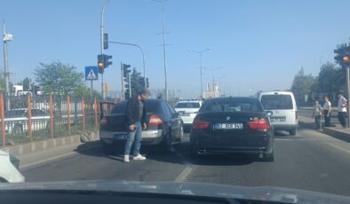 Diyarbakır’da Zincirleme Trafik Kazası: 5 Araç Birbirine Girdi