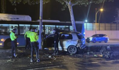 Diyarbakır’da ağaca çarpan otomobildeki 3 kişi yaralandı