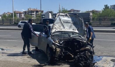 Diyarbakır’da devrilen otomobilin sürücüsü yaralandı