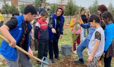 Diyarbakır’da gençler doğa için buluştu, fidanlar toprakla buluştu