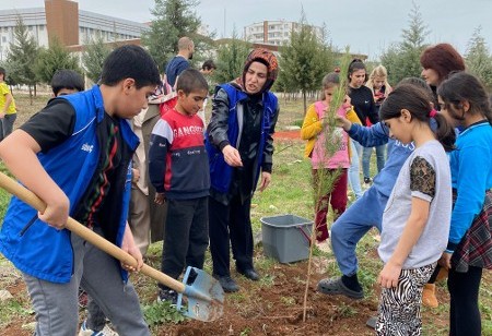 Diyarbakır’da gençler doğa için buluştu, fidanlar toprakla buluştu