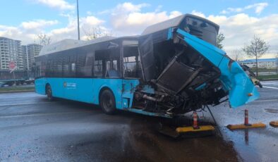 Diyarbakır’da yük treni belediye otobüsüne çarptı, hasar oluştu