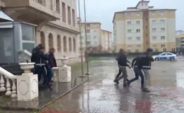 Ehliyet sınavına girecek adaylara kopya düzeneği yerleştiren 8 şüpheli yakalandı