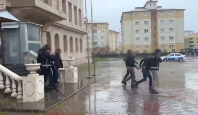 Ehliyet sınavına girecek adaylara kopya düzeneği yerleştiren 8 şüpheli yakalandı